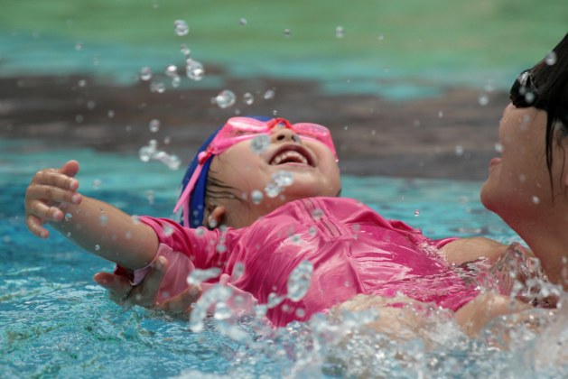 How Early Can Your Kids Learn to Swim?